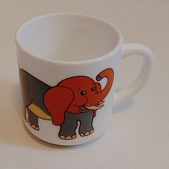Vintage Arcopal France Milk Glass Mug CUTE Elephants Linking Tails - Picture 3 of 5